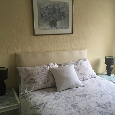 Bentons Guest House 첼튼엄 외부 사진