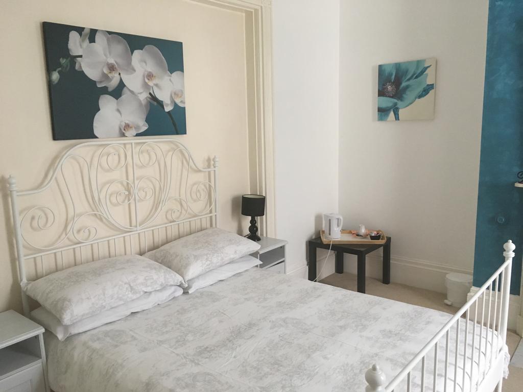 Bentons Guest House 첼튼엄 외부 사진