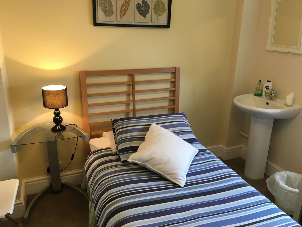 Bentons Guest House 첼튼엄 외부 사진