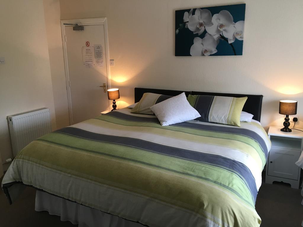 Bentons Guest House 첼튼엄 외부 사진
