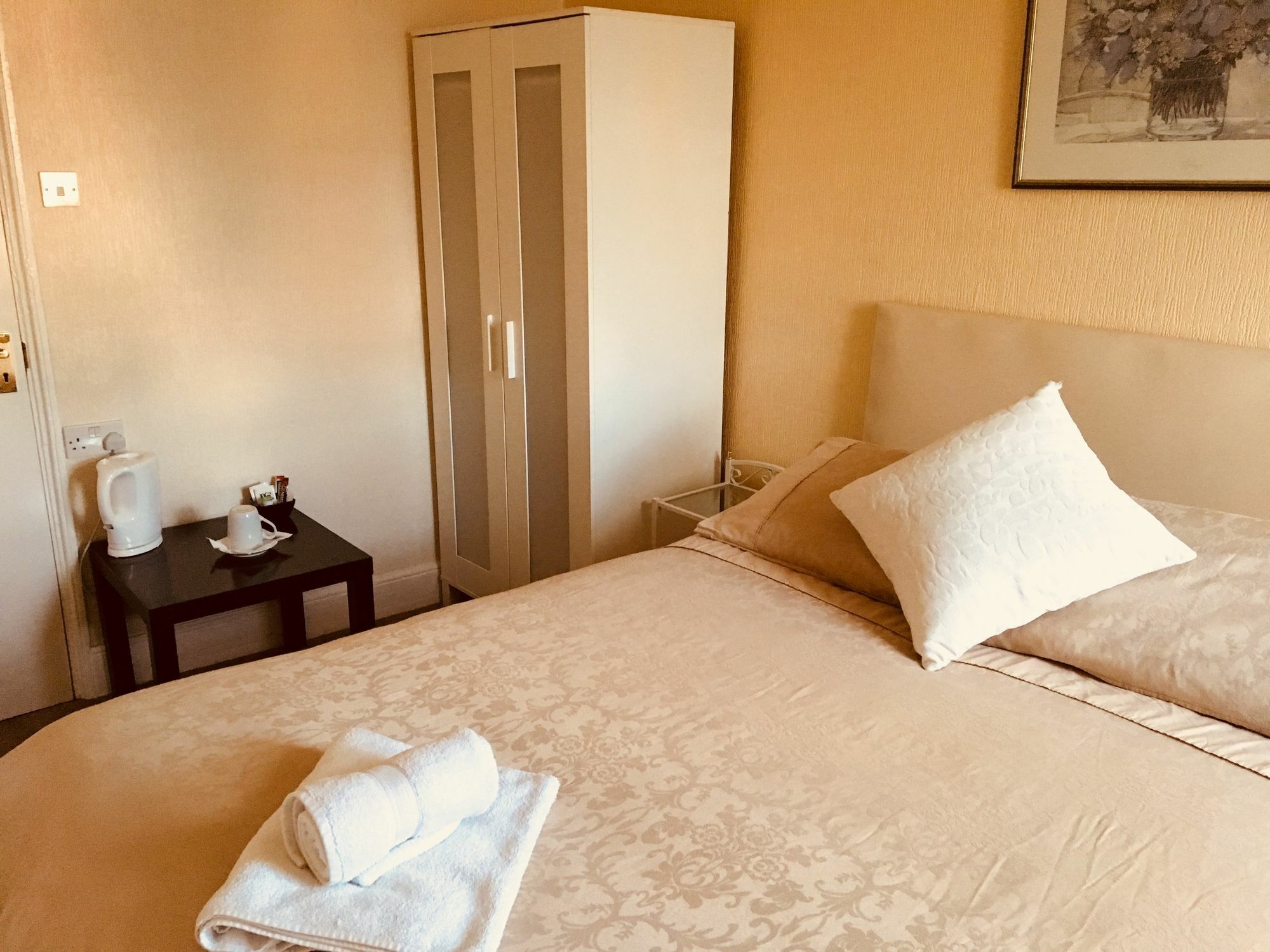 Bentons Guest House 첼튼엄 외부 사진